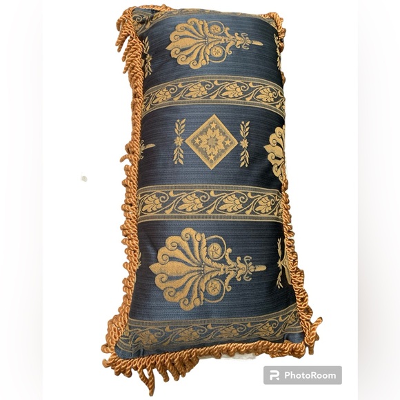 Newport accent pillow. - Picture 2 of 3